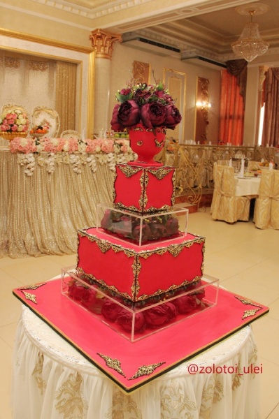 Свадебный торт "Красный замок"