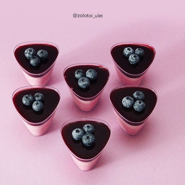 "Панакотта с черной смородиной"